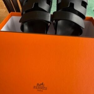Hermes Chypre sandal in black